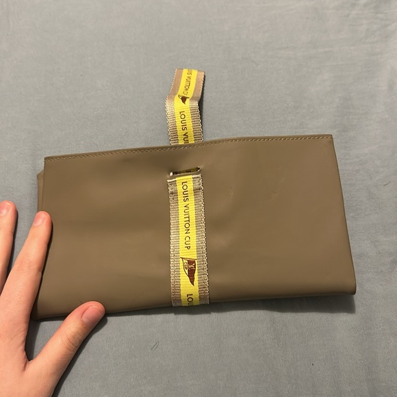 louis vuitton small wrist beach pouch - Picture 6 of 7